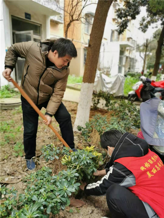 馨康苑社區(qū)黨總支開展“結(jié)對(duì)共建”義務(wù)植樹活動(dòng)