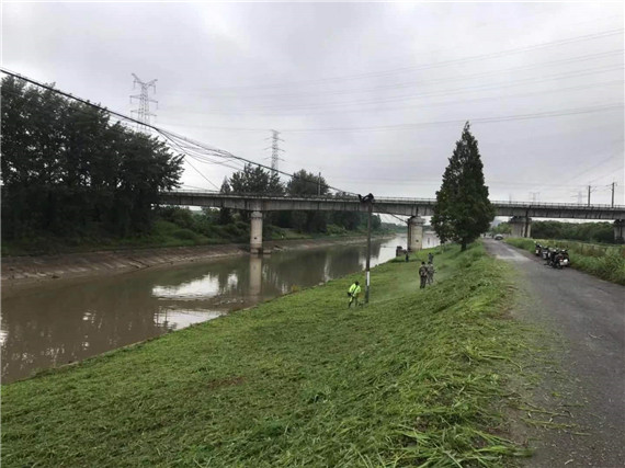 退伍不退色 巡堤除草守安全