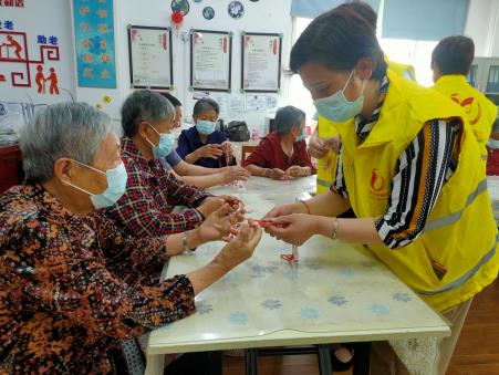 翠林山莊社區(qū)：迎端午 編蛋兜 送平安