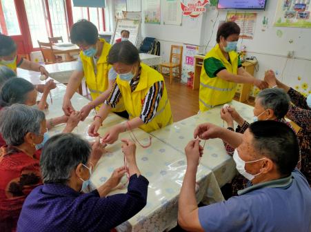 翠林山莊社區(qū)：迎端午 編蛋兜 送平安