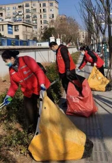 “益見青心”積分制志愿者—東家崗路衛(wèi)生環(huán)境清理